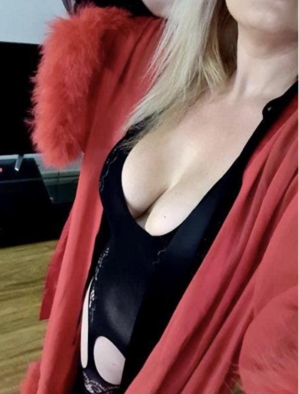 Hot Aussie blonde horny for you!