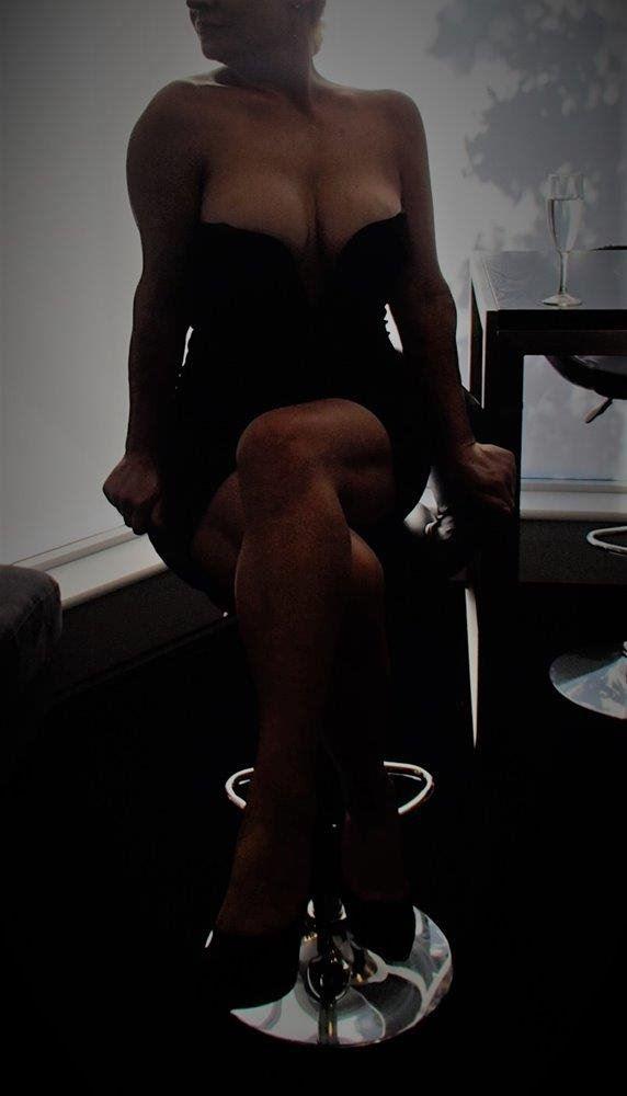 Hasslefree Hookup for NYE with Hot Aussie Blondes